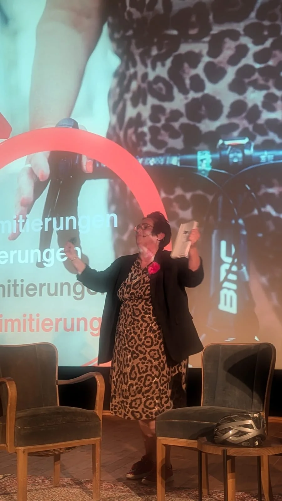 SAbine, als Speakerin für female Leadership und diversity auf der Bühne.