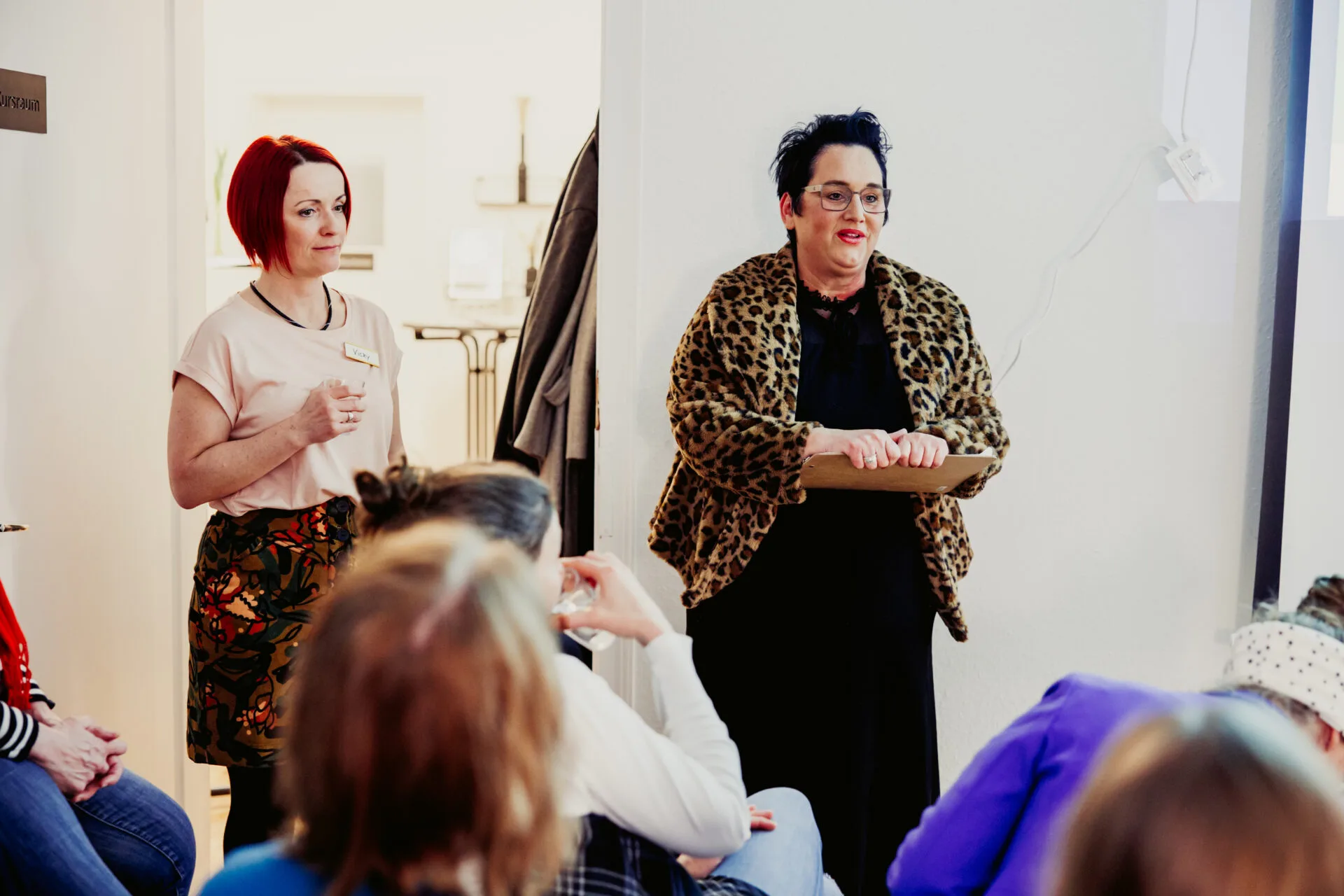 Sabine bei einem Vortrag für Frauen.