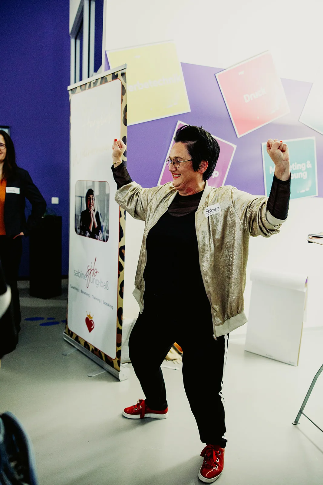 Sabine, die Führungskräfte coacht, macht eine Powerpose.