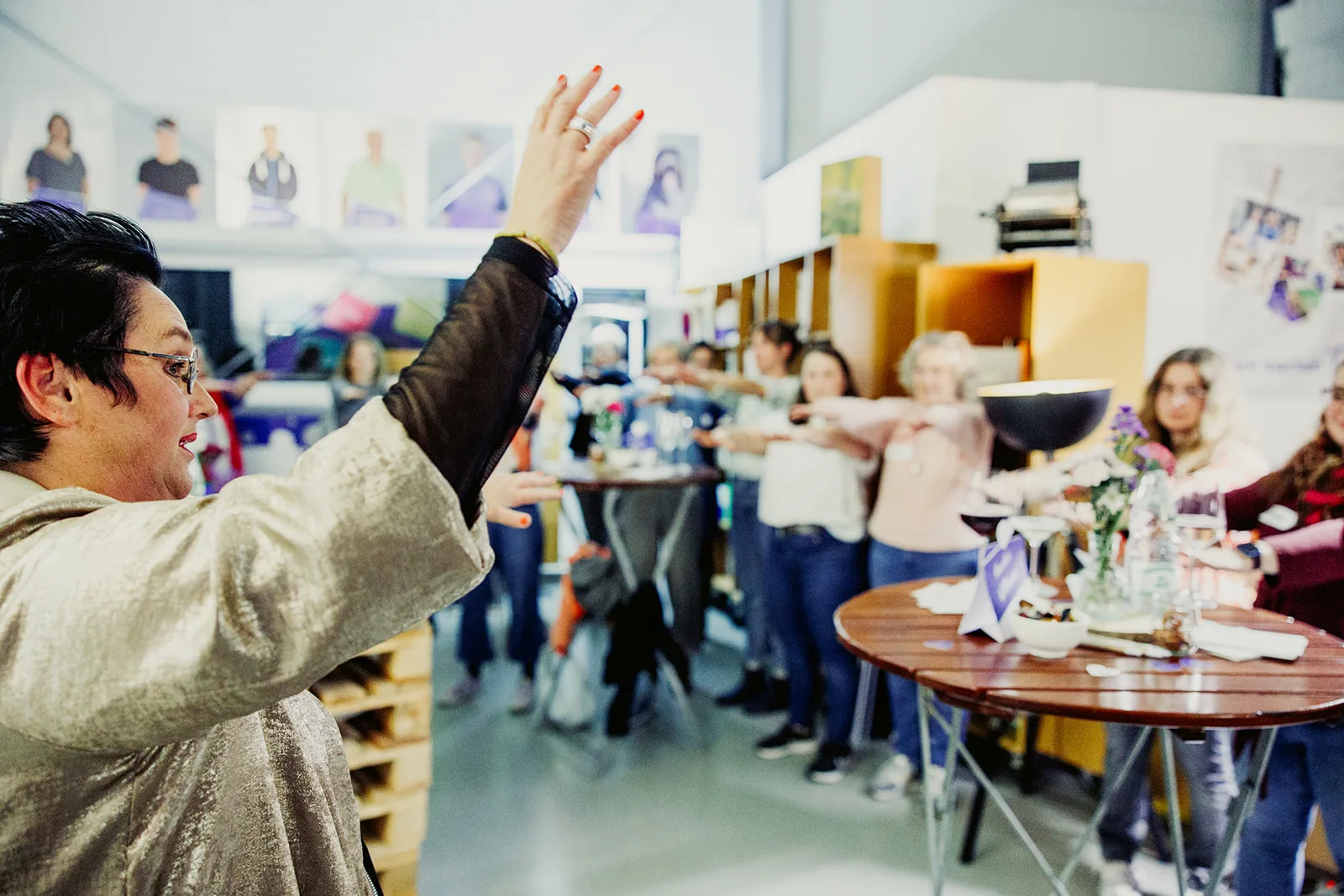 Sabine, Speakerin und Coach für Frauen macht Powerposen bei einem Vortrag. 