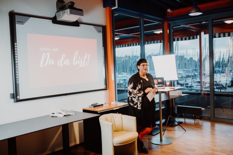 Sabine Jung-Bass aus Meckenbeuren spricht auf einem Vortrag nahe Friedrichshafen am Bodensee