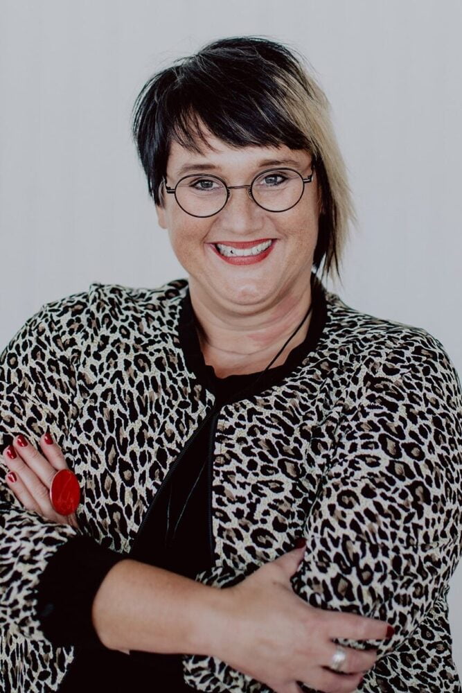 Sabine Jung-Bass mit Leojacke hält die Hände vor die Brust