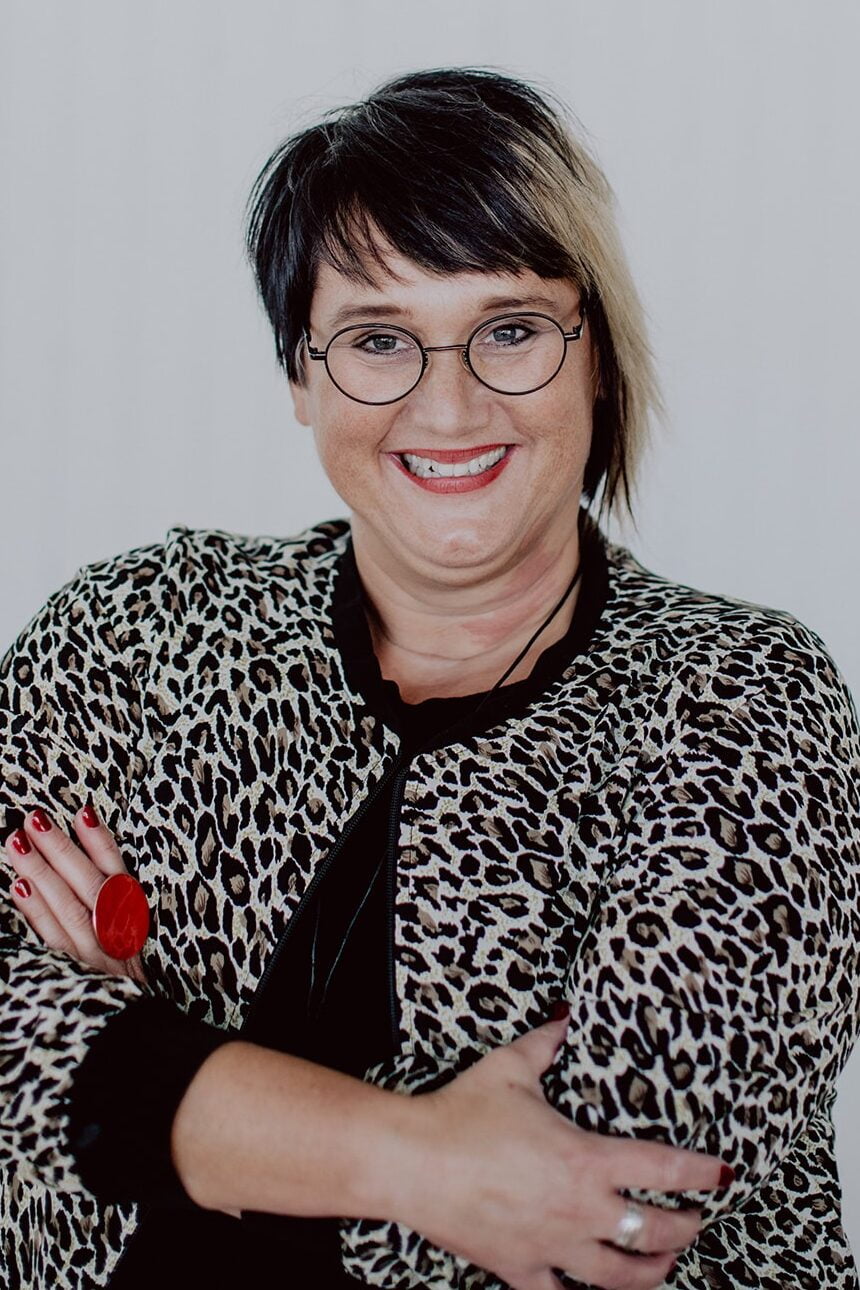 Sabine Jung-Bass mit Leojacke hält die Hände vor die Brust