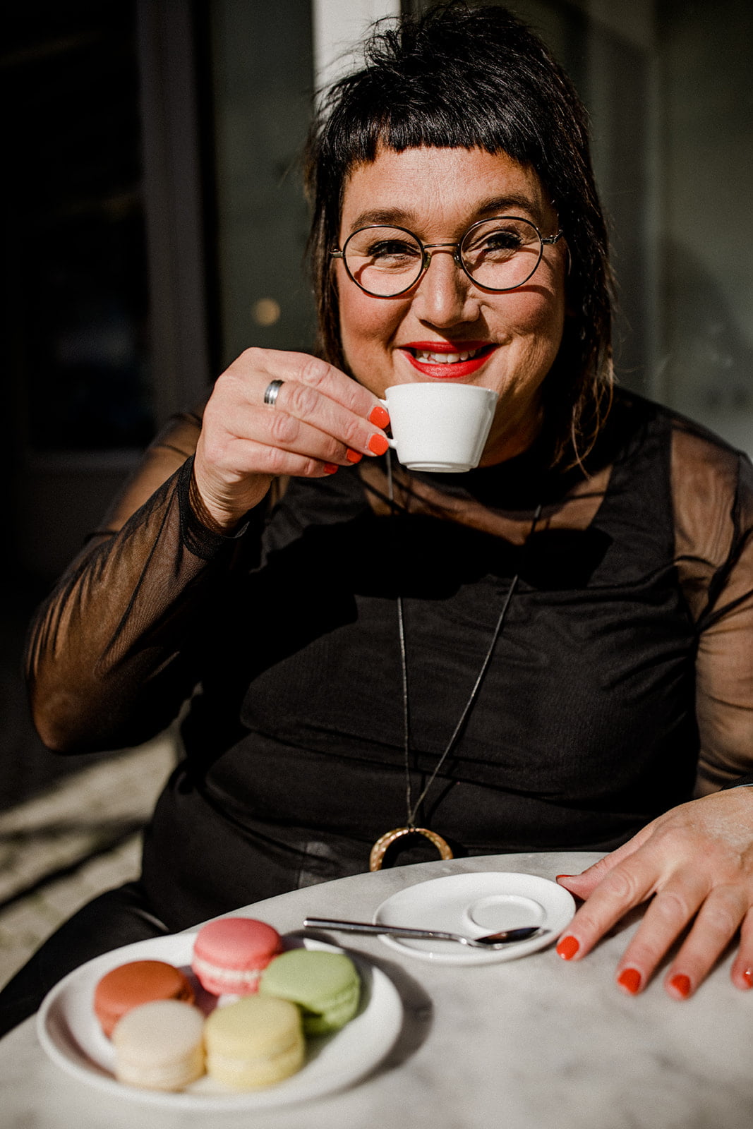 Sabine, die Business Coaching für Frauen, anbietet,  sitzt in einem französischen Cafe in Wangen im Allgäu. 