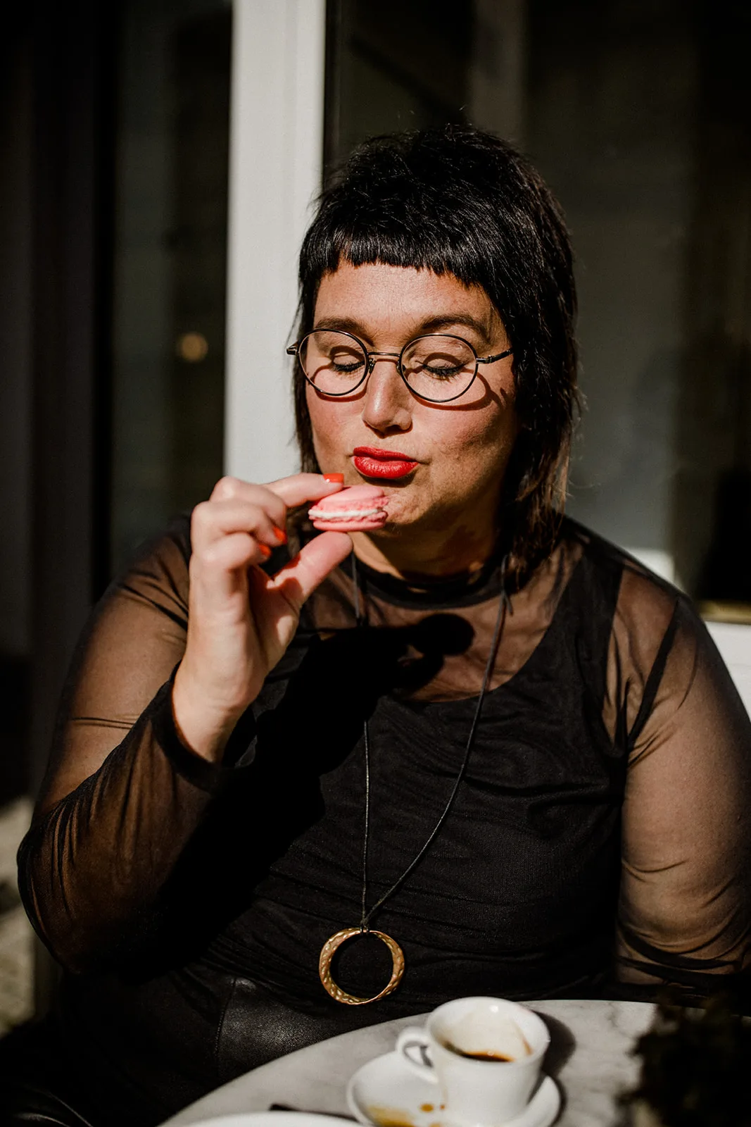 Sabine, die Coaching für Business Frauen anbietet, sitzt in einem französischen Cafe in Wangen und isst ein Macaron.